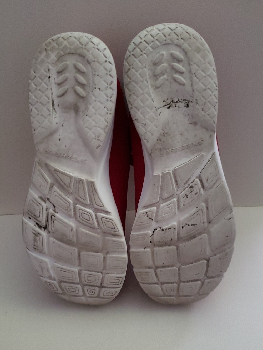 Skechers Women's Red Knit Lace-Up Sneakers with White Soles - Size 7.5 - Picture 5 of 6